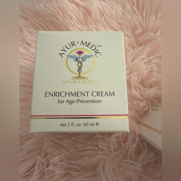 White Facial Cleanser for All Skin Types - Picture 5 of 7